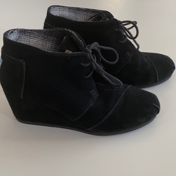 Toms Shoes - Tom’s Kayla Black Suede Booities